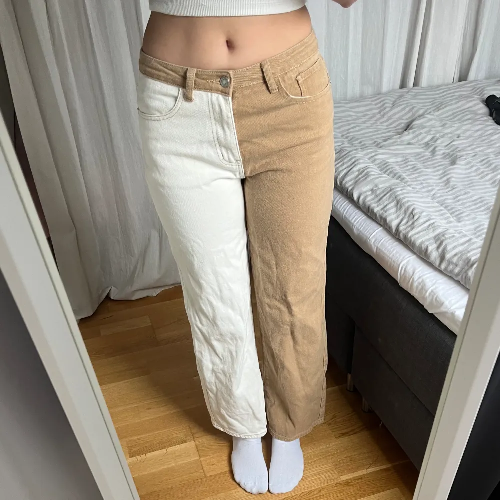 Coola jeans som tyvärr blivit lite för korta för mig. Köpta secondhand men är från SHEIN från början. De är storlek M men skulle säga att de är mer åt S. . Jeans & Byxor.