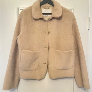 Faux fur  - Såå fin jacka som känns som äkta päls!! Använd fåtal gånger Storlek 34