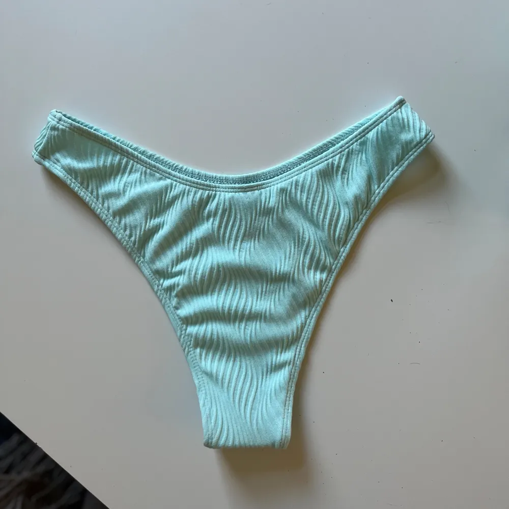 Mintgrön oanvänd bikini NY strl M obs helt ny!. Övrigt.