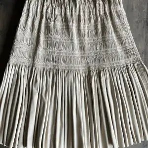 En beige räfflad skinn kjol från Zara i storlek XS, men funkar även för S. Använd endast en gång och är i bra skick. 