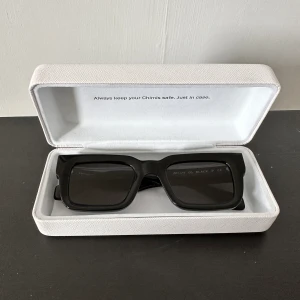 Chimi solglasögon - Chimi Solglasögon 05 New, only used one time Comes with case