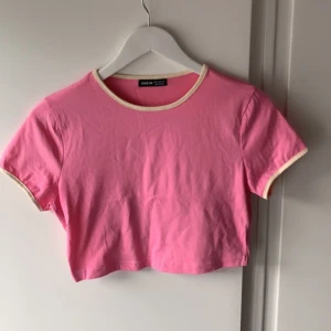 Rosa Topp, Croppad!  - Oanvänd☺️ Jättefin rosa topp som är croppad!  Passar folk som bär S men även M! Perfekt nu till våren och sommaren☀️⛱