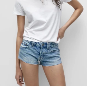 Low waist jeans shorts - Säljer ett par pull & bear shorts som är helt slutsålda i storlek 34. Dem är low waist och har fickor som har knappar där bak. Använd fåtal gånger. Säljer då dem har blivit försmå❤️ Midjemåttet: 35cm rakt över