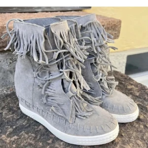 Frans skor - Säljer dessa nästan helt oanvända Frans skorna som är i jätte bra skick! De är perfekta till sommaren! Klacken är 6 cm