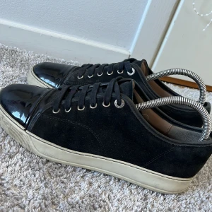 Lanvin - Tja! Säljer nu mina riktigt feta lanvins i uk 6 vilket motsvarar ca 40-41. Mockan är sjukt fin. Finns en liten defekt längst fram på tån, men det är inget man tänker på. Crease skydd ingår! Skriv vid frågor