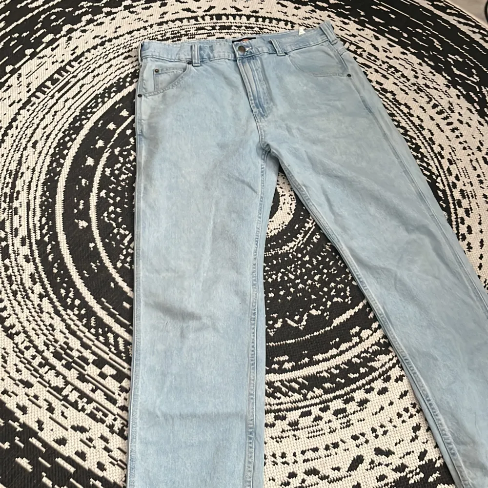 Storlek W33 L32 jeans från dickies. Har använt sparsamt. PRIS KAN DISKUTERAS. Skriv om ni har frågor😇. Jeans & Byxor.
