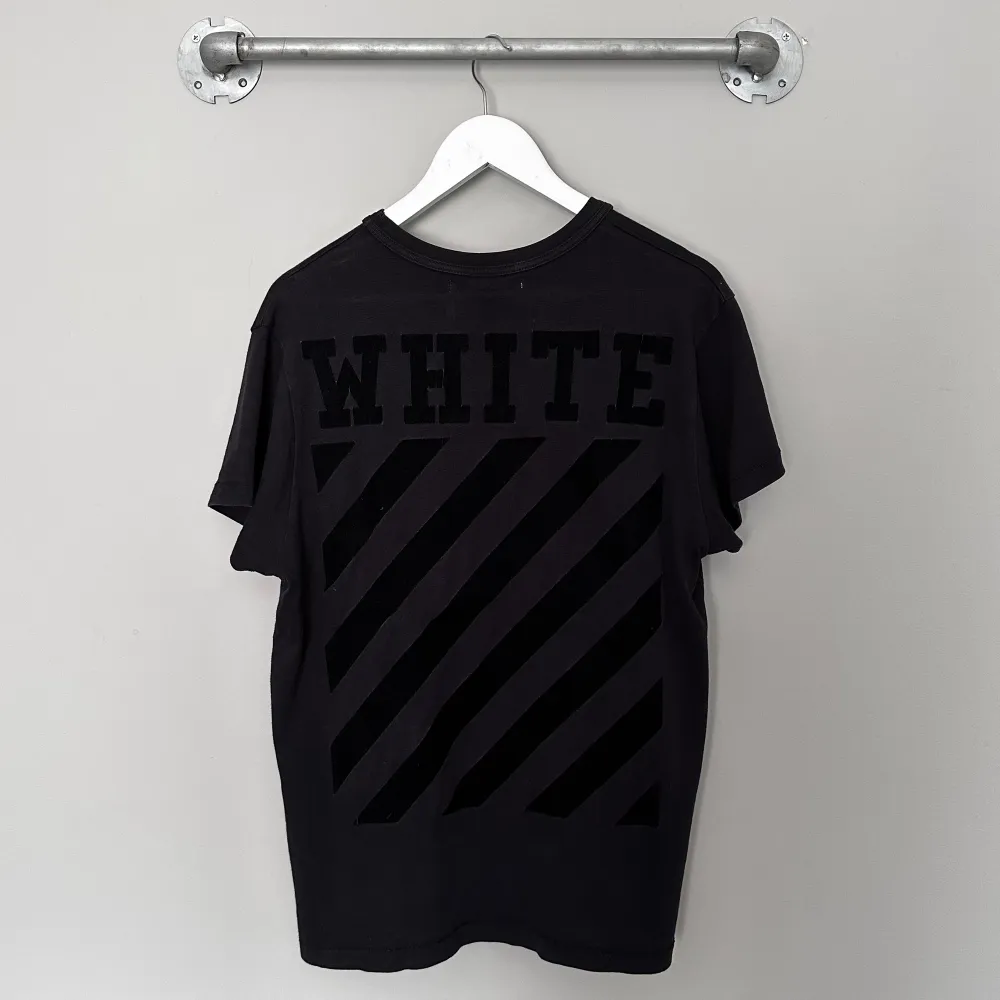 Off-White t shirt - väldigt fint skick - storlek: XS, passar S-M - Nypris: ~3000kr - Vi säljer för endast 699kr❗️. T-shirts.
