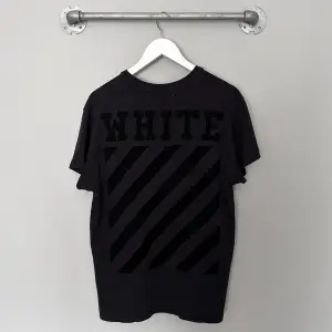Off-White t shirt - väldigt fint skick - storlek: XS, passar S-M - Nypris: ~3000kr - Vi säljer för endast 699kr❗️