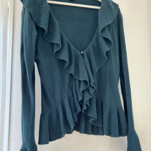 Stickad volang tröja  - Fina tröja som ej kommit till användning💓