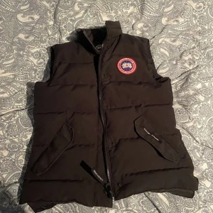 Canada goose väst - Säljer min canada goose väst då jag inte använder den längre. Använd endast en höst så är precis som ny! Har lådan och även äkthets beviset! Köpte den för 8000kr på deras hemsida.