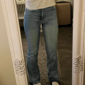 Cubus högmidjade ”curve” bootcut jeans - Säljer dessa jättefina och sköna bootcutjeans men små slitningar på framfickorna. De är väl använda men i fint skick med inga fläckar eller defekter. För referens är jag 168cm lång. Nypris 699kr. 