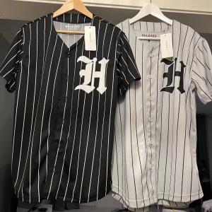 Baseballskjortor Harlem - Nya oanvända baseballskjortor Strl S.  Något oversize (relaxed fit) 150kr/st eller 250kr för bägge!