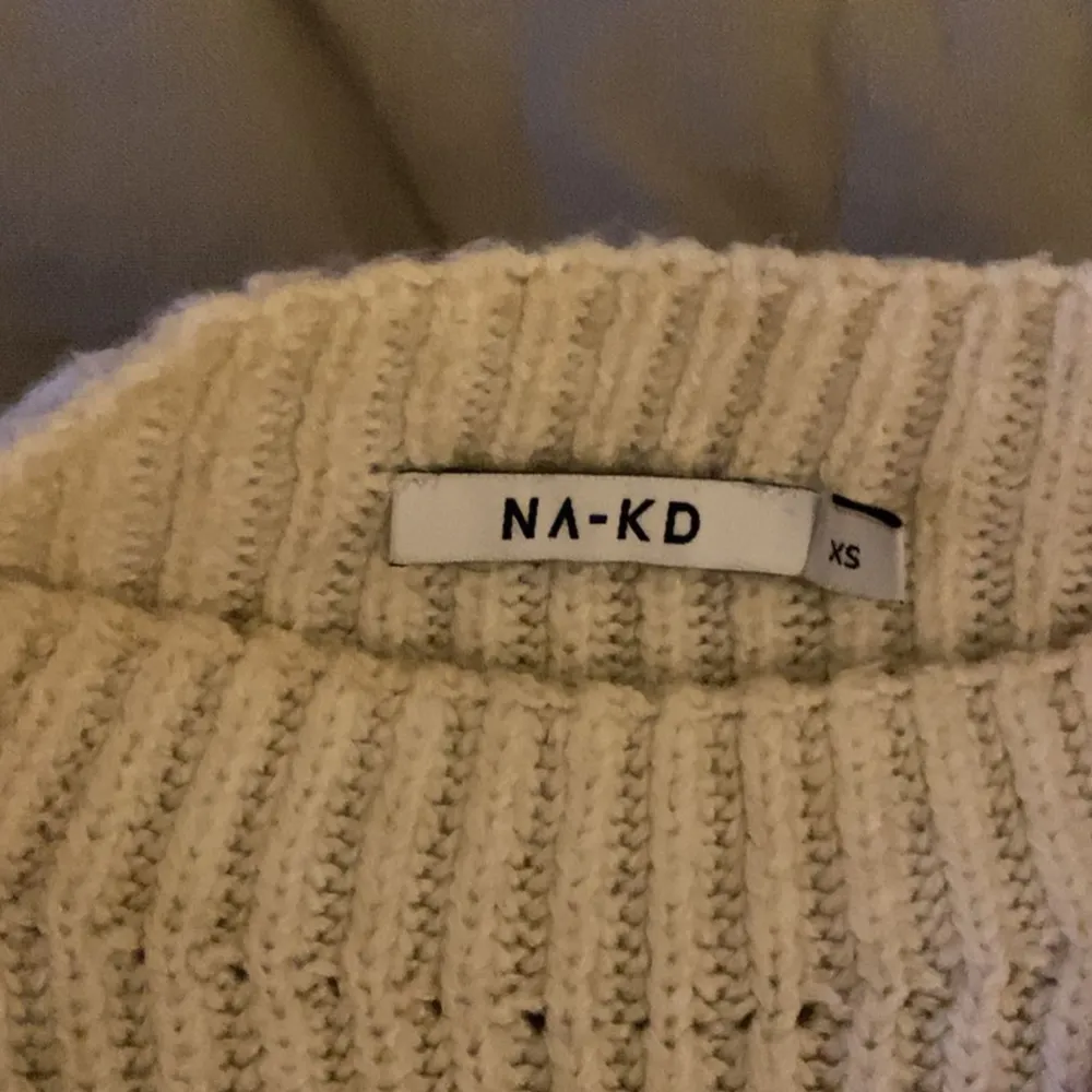 Fin stickad tröja från NAKD!  Säljer pågrund av att den inte kommer till användning💗använd men i bra skick!. Stickat.