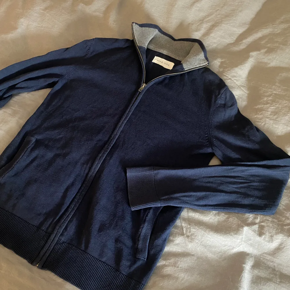 Zip tröja från märket Pier one. Storlek small, herrmodell. Mörkblå och i nyskick.  . Tröjor & Koftor.