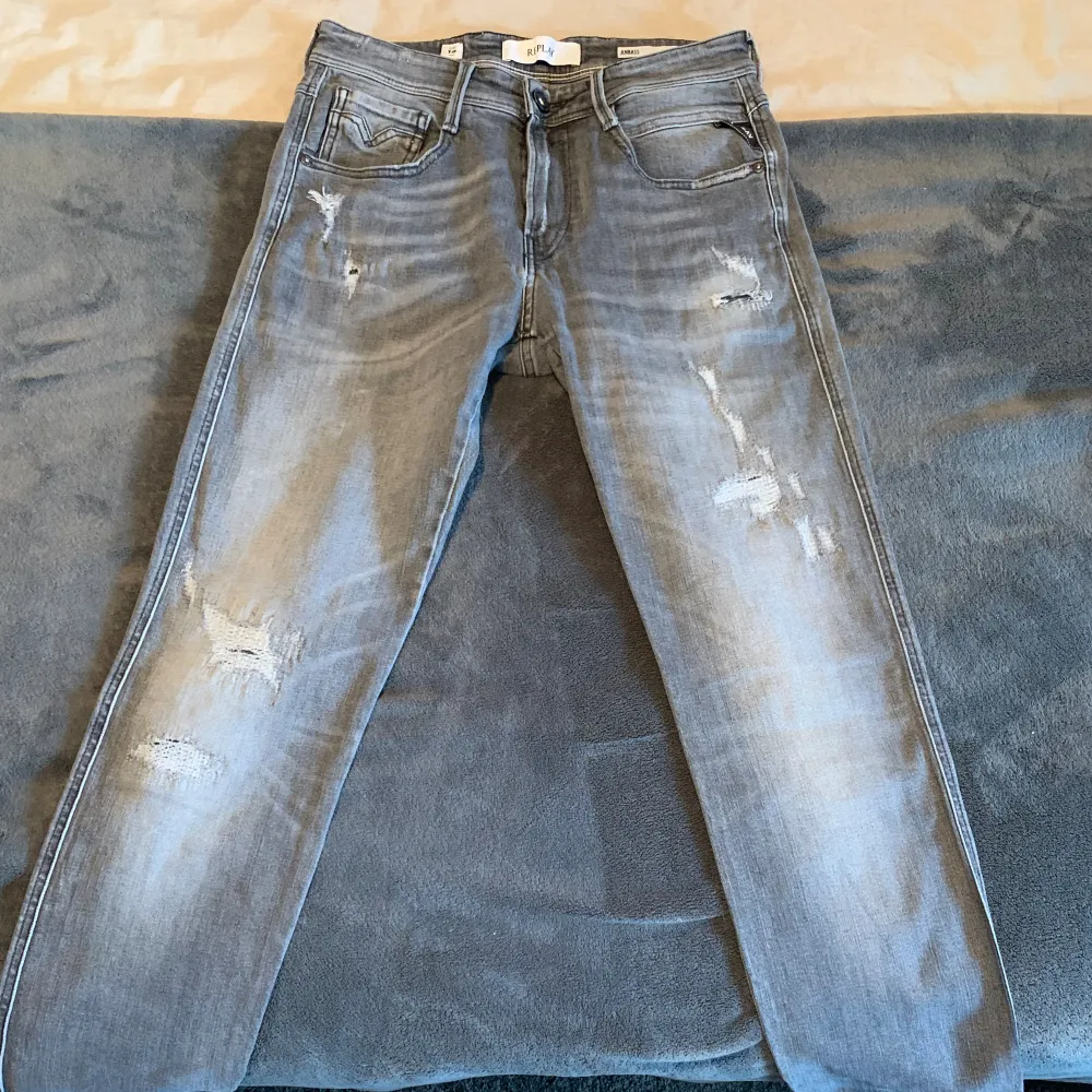 Säljer dessa snygga gråa replay jeans med snygga slitningar. Modellen anbass. Storlek 29/32. Tråden på märkeslappen har börjat lossna men det är inget som märks (syns på bild 5) . Jeans & Byxor.