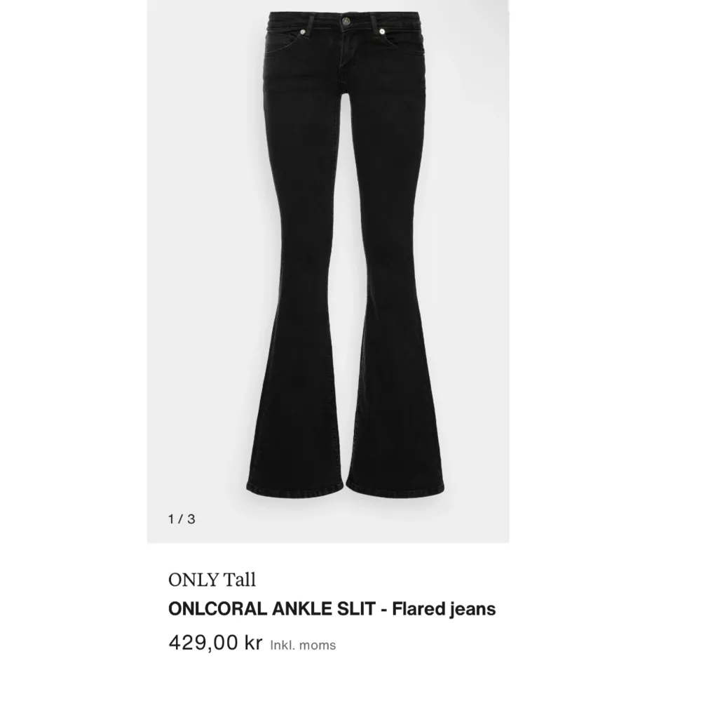 Såå fina lågmidjade jeans från Only köpta på zalando men endast använd 1 gång, inga defekter nypris över 400🤍. Jeans & Byxor.
