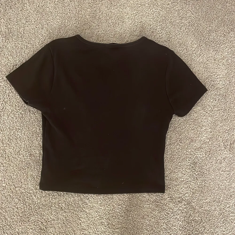 Hej säljer denna svarta tröjan ifrån new yorker det finns inte i butik längre den är använd 2/3 gånger den är i  storlek S❤️. Toppar.