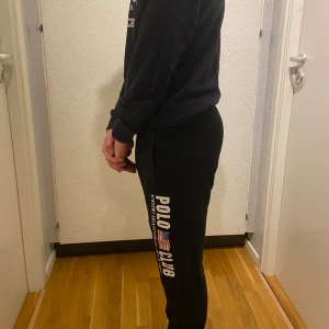 Polo Club dress - Säljer en mjukis dress som består av byxor och hoodie från märket Polo Club! Storlek S. Hör av er vid frågor!