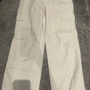 Cargo byxlr - Dem är i storleken L. Använt dem 2 gånger. Dem är mjölkvit i färgen. Sitter super bra och fint att ha på sig när vädret bli bättre 