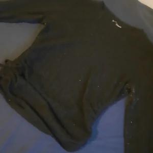 Tröja  - En fin svart tröja som har blivit liten för mig