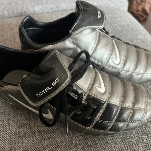 Fotbollsskor  - Stl 37,5