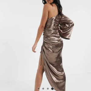 Klänning  - Storlek 38  Oanvänd, lappen kvar 