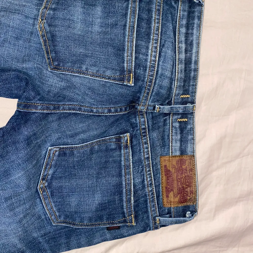 Jättesöta jeans i nyskick som köptes här på plick💋 alldeles för små på mig så har aldrig använts. Skriv privat för mått🩷. Jeans & Byxor.