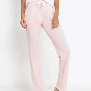 Ett par knappt använda S.Oliver pyjamasbyxor i vit/rosa randiga. Står inte stolek men skulle säga att de är 36/38. Säljer pga att de är för korta för mig💕(Pris går att diskutera)