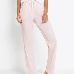 JÄTTEFINA S.Oliver pyjamasbyxor💕 - Ett par knappt använda S.Oliver pyjamasbyxor i vit/rosa randiga. Står inte stolek men skulle säga att de är 36/38. Säljer pga att de är för korta för mig💕(Pris går att diskutera)