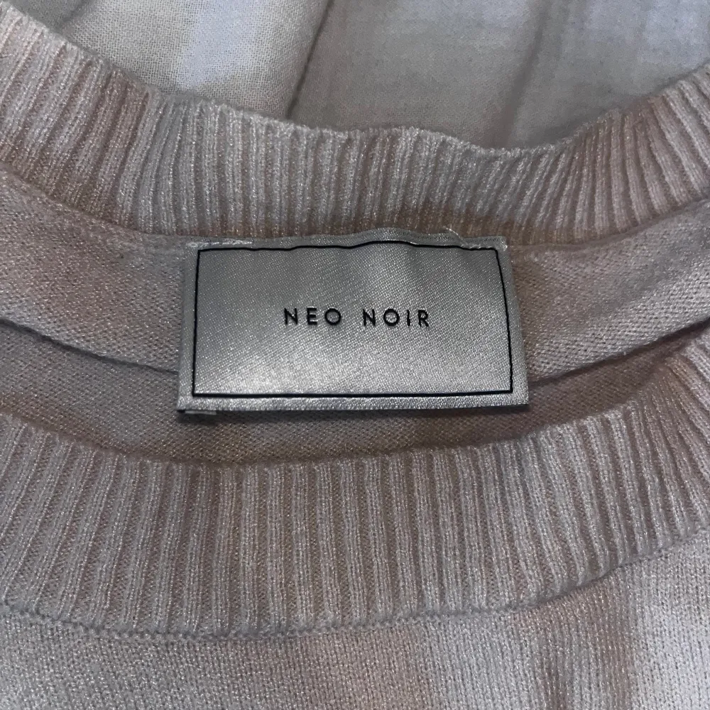 Fin stickad tröja i bra skick från Neo Noir! Den är ganska tunn i materialet, perfekt till sommaren. Tröjor & Koftor.
