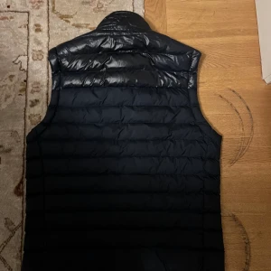 J.lindeberg väst - Snygg väst från J.Lindeberg. Den är i nyskick utan tecken på användning. Den är inte supervarm och passar under de flesta overshirts/tunna jackor. Jag är öppen för att sänka priset