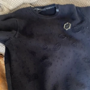 Philep plein tröja - Den är i bra skick och nästan aldrig använd köpte den 5 månader sen elxlucive tröja och pris kan diskuteras äkta tröja köpte den för 4800 på 30 prucent rabbat 