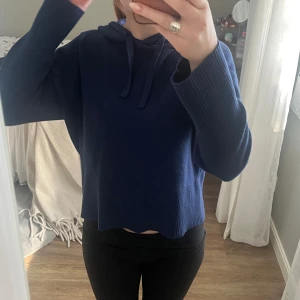 Stickad hoodie - Köpt i Spanien, storlek 2xs (xxs) men passar mig som brukar ha xs💕