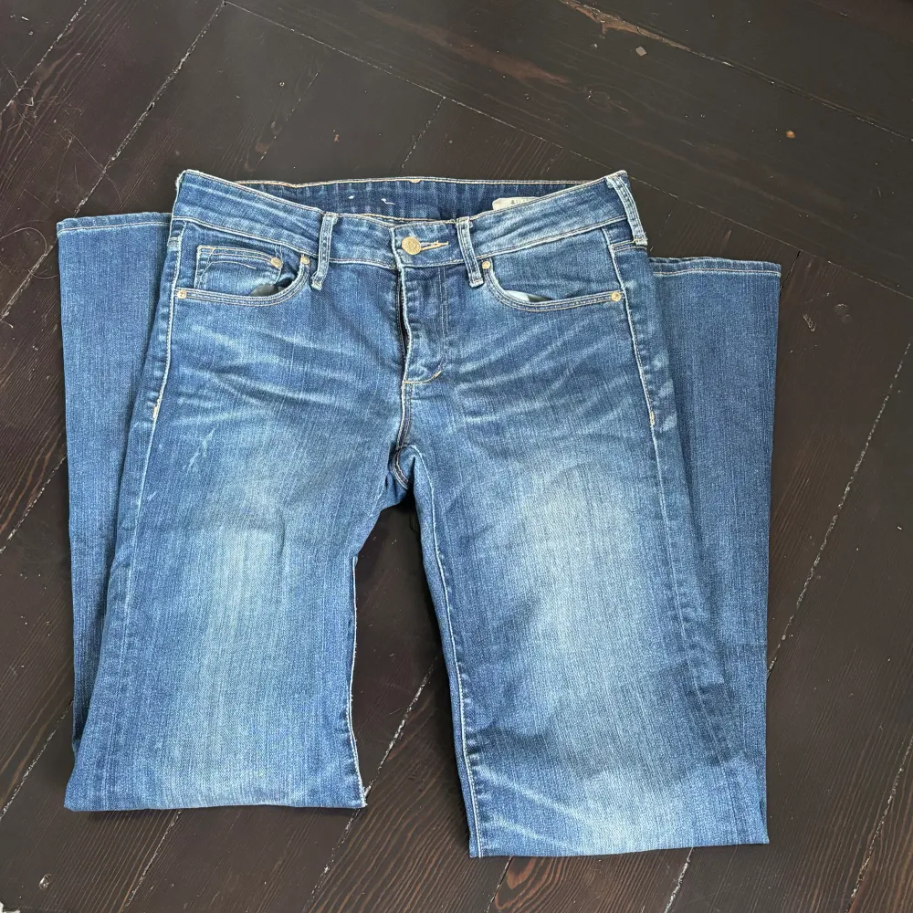 Säljer mina low waist bootcut jeans då jag inte använder de så mycket. På sista bilden ser man färgen tydligare Hör av dig för bilder eller mått!❤️. Jeans & Byxor.