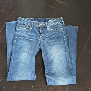 Jeans - Säljer mina low waist bootcut jeans då jag inte använder de så mycket. På sista bilden ser man färgen tydligare Hör av dig för bilder eller mått!❤️