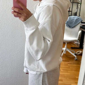 Hoodie - Vit hoodie med luva från Weekday!