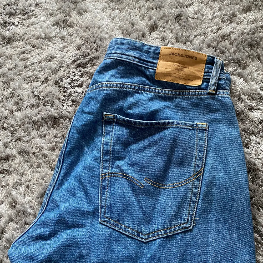 Säljer dessa knappt använda jeans i väldigt bra skick, har inte hittat en användning för dom eftersom jag föredragit andra jeans i min garderob. Hör av er vid minsta lilla! Är 191 som referens.. Jeans & Byxor.