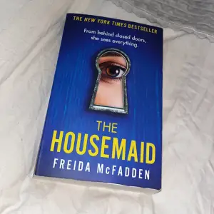 Super populär deckare the housemaid av Freida McFadden, läst en gång en aning kantstött då jag haft den i väskan. Köpt för 139kr säljes pga flytt.