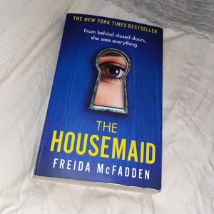The housemaid - Super populär deckare the housemaid av Freida McFadden, läst en gång en aning kantstött då jag haft den i väskan. Köpt för 139kr säljes pga flytt.