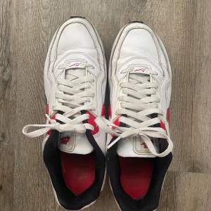 Nike air Max sneakerskor, storlek 43. Skorna är i använt skick. Färg röd, svart och vit med detaljer. Kommer inte med originalboxen. Prutning är möjligt. Frakt är möjligt men också avhämtas. Kontakta mig för mer bilder och ytligare mer information.