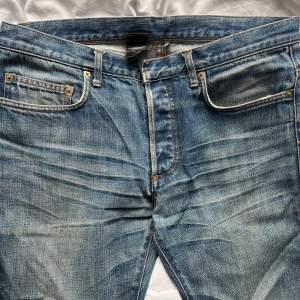 Clawmark Denim jeans från Hedi Slimane eran av Dior. Texten på tagen har försvunnit lite men man kan fortfarande se det i verkligheten. Lite heelbite men annars rätt bra skick. Skriv för mer bilder eller info, no rush to sell men send your offers!
