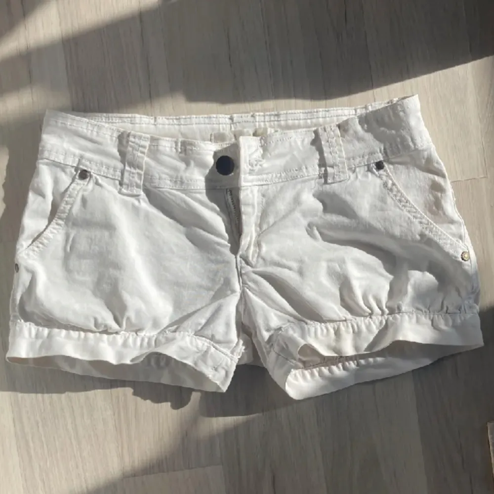 Så fina lågmidjade vita shorts. Söta fickor och detaljer! Unikt blommönster på bakdelen🌟 Superbra skick!. Shorts.