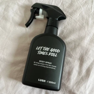 Lush body spray  - En body spray i från Lush i doften Let the good times roll. Jag har tagit 2 spray av den men den var inget för mig. Den går ut 04/02/28.