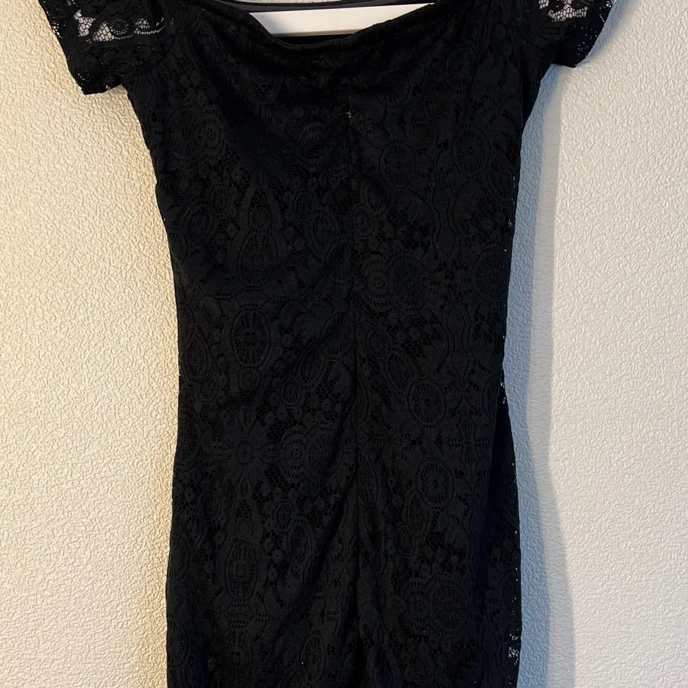 Säljer denna klänning från Gina tricot. Nyskick. Storlek XS. Säljer för 95kr+frakt. Vid intresse är det bara att höra av sig🌸. Klänningar.