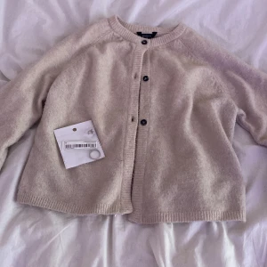 Skön enkel kofta med högsta kvalitet💕 - Jätteskönt material,perfekt över en snygg blus😍💗🥰 NI FÅR MED EN RING OCH ETT PAR ÖRHÄNGEN PÅ KÖPET❤️❤️❤️ Frakt=39 kr