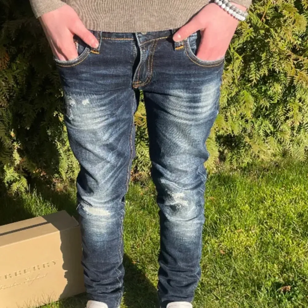 Säljer dessa extremt snygga jeans med tvätt och slitningar!  Vid frågor eller bilder kom pm!. Jeans & Byxor.