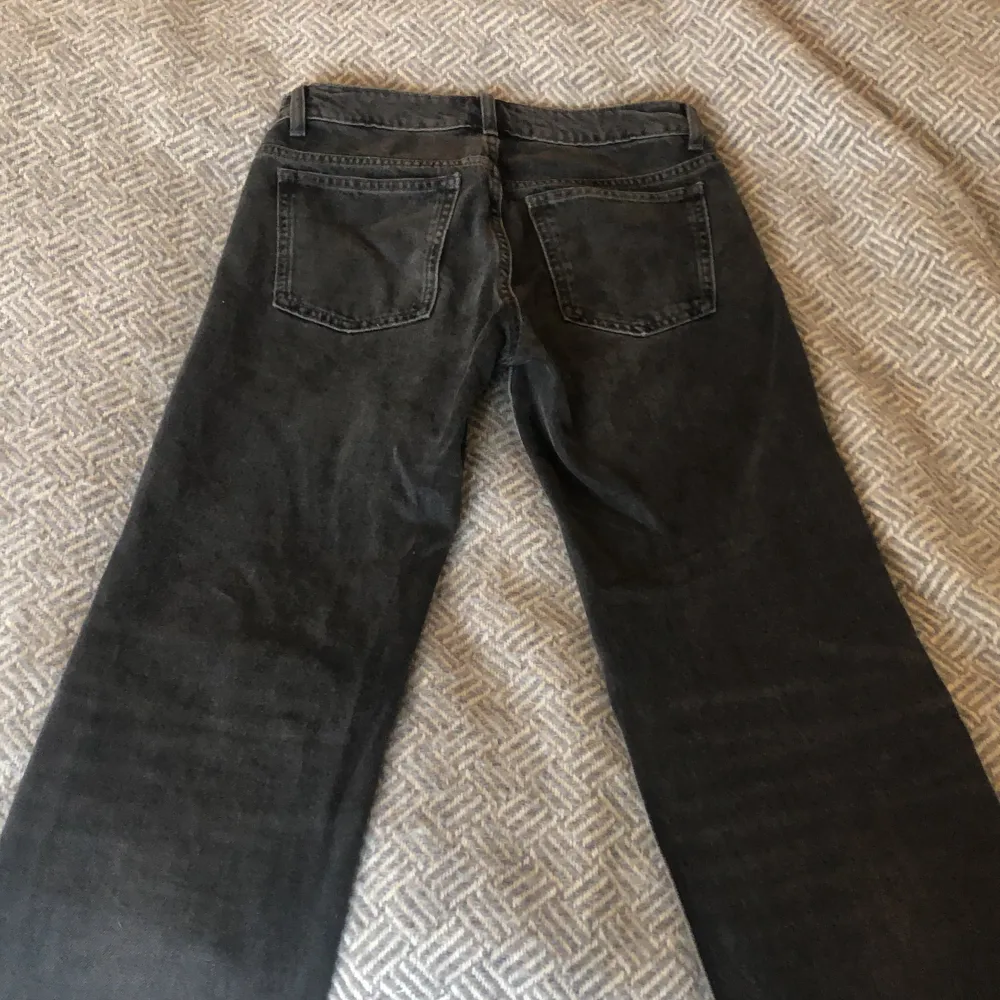 Jätte snygga jeans med ljusare färg fram och lite mörkare där bak! Storlek 34. Nästan helt oanvända i jätte bra skick😊. Jeans & Byxor.