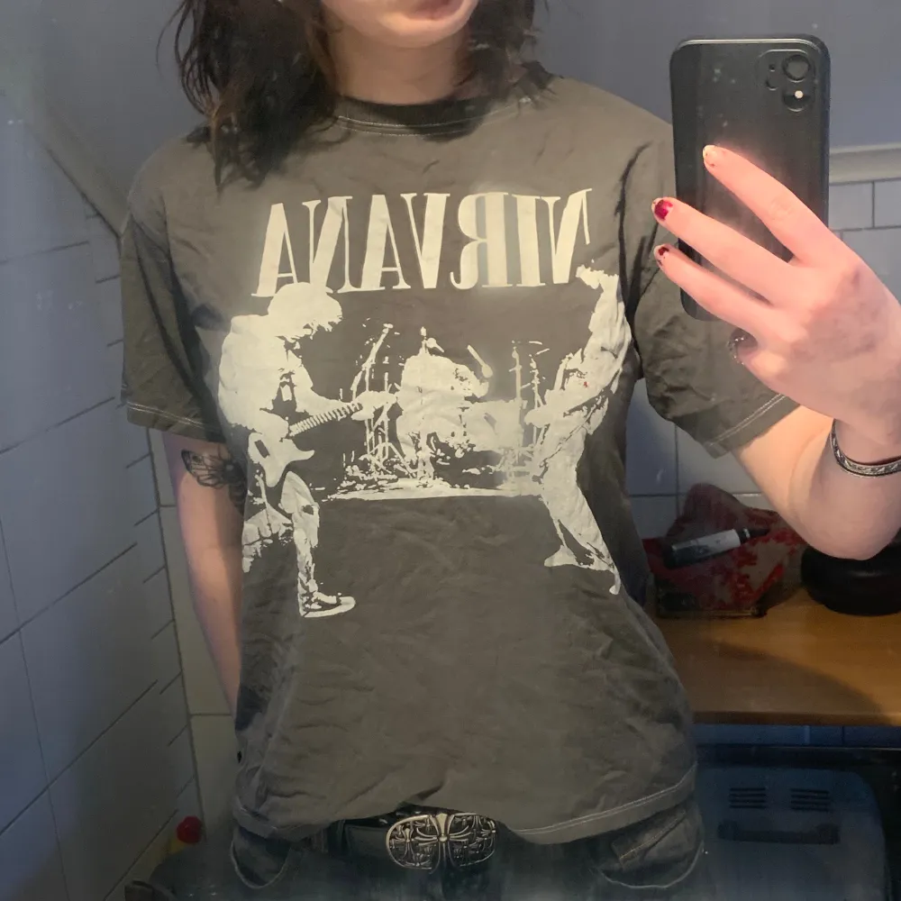Jätte snygg Nirvana T-shirt men med en liten fläck. T-shirts.