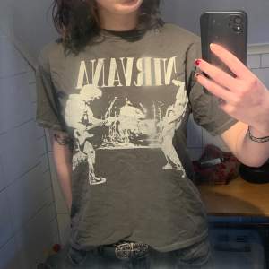 Jätte snygg Nirvana T-shirt men med en liten fläck