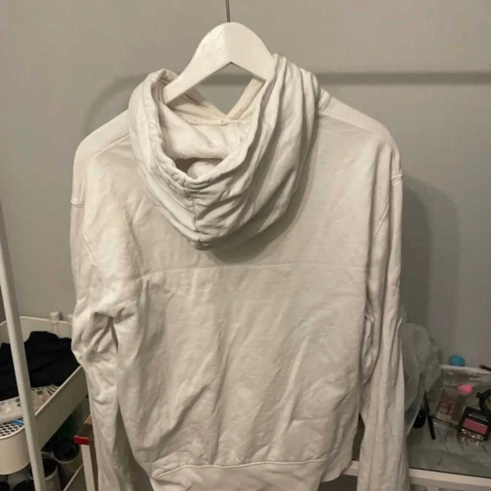 Jättefin vit hoodie med tryck på från Stay💕jag har använt den ett par gånger och den har inga märkbara skavanker men den är lite urtvättad skulle jag säga💕💕. Hoodies.